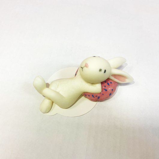 Фигурка из шоколадной глазури Зайка лежит на пончике 9*6см, цветная