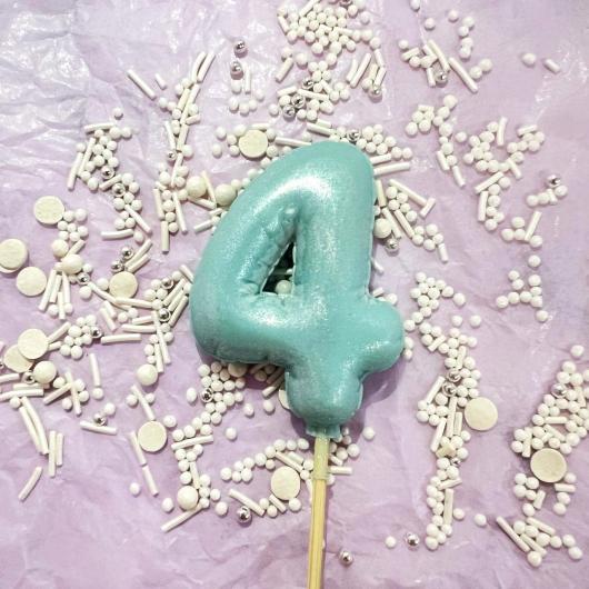 Фигурка из шоколадной глазури "Цифра-Шарик 4" голубая